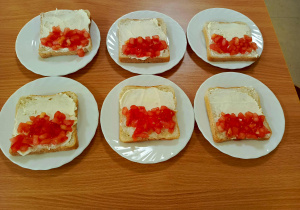 Patriotyczny podwieczorek serwowany dzieciom w tym dniu.