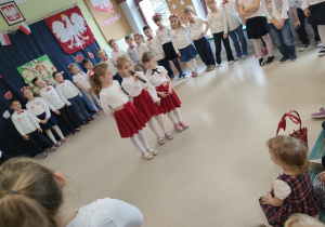 Dzieci z grupy "Motylków" kolejno recytują patriotyczne wierszyki.