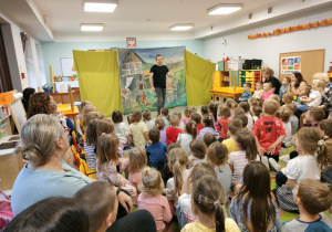 Aktor przypomina dzieciom zasady zachowania się podczas spektaklu.