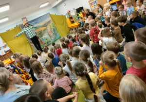 Aktor w roli farmera Szymona na tle dekoracji.