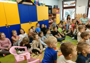 Starszaki oglądają spektakl teatralny pt. "Prawdziwy skarb".