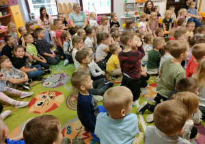 Przedszkolaki oglądają spektakl teatralny pt. "Prawdziwy skarb".