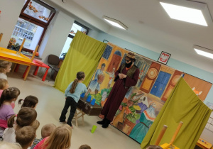 Aktywny udział chętnych dzieci - dziewczynka odgaduje, w którym kubeczku ukryła się piłka.