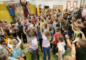 Zabawa ruchowa z udziałem wszystkich przedszkolaków podczas przedstawienia.