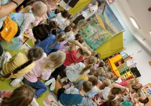 Zakończenie spektaklu "Prawdziwy skarb". Aktorzy schodzą ze sceny.