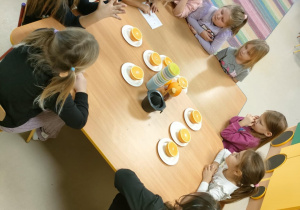 Dziewczynki gotowe do przygotowania ręcznie wyciskanego soku pomarańczowego.