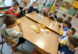 Próbujemy smaku przygotowanej lemoniady.