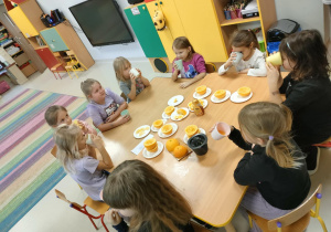 Próbujemy smaku przygotowanego soku z pomarańczy.