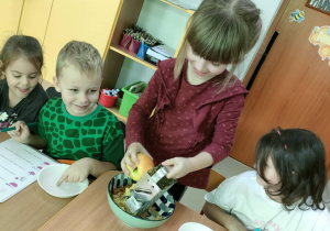 Ostrożnie ścieramy jabłka na tarce.