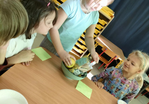 Ostrożnie ścieramy jabłka na tarce.