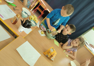 Ostrożnie ścieramy jabłka na tarce.