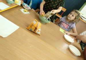 Ostrożnie ścieramy jabłka na tarce.