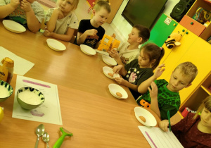 Częstujemy się biszkoptami.