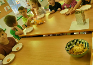 Częstujemy się biszkoptami.