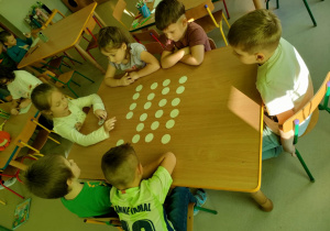 Młodsze dzieci bawią się wspólnie, przy użyciu sportowych memorków.