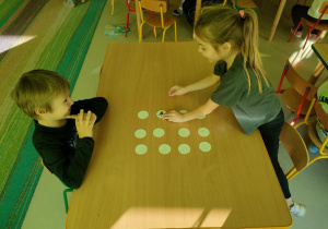 Starsze dzieci bawią się wspólnie, przy użyciu sportowych memorków.