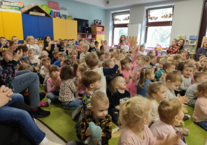 Śpiewamy piosenkę na powitanie.