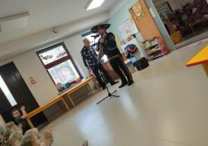 Pan Rafał gra na ukulele i śpiewa dla publiczności.