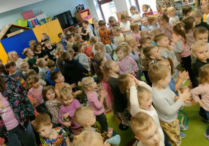Zabawa muzyczno-ruchowa do melodii, płynącej z ukulele.