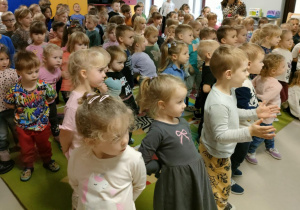 Zabawa muzyczno-ruchowa do melodii, płynącej z ukulele.