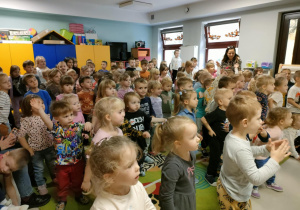 Zabawa muzyczno-ruchowa do melodii, płynącej z ukulele.