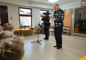 Prowadzący prezentują ruchy do naśladowania przez dzieci przy meksykańskiej melodii.