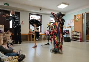 Chętne przedszkolaki w meksykańskich strojach.
