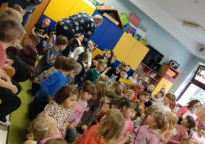 Udział starszaków w śpiewaniu znanej, meksykańskiej piosenki.