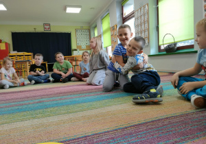 Przekazujemy sobie w kole wybrany, serdeczny gest.