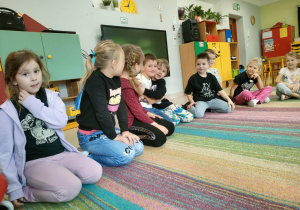 Przekazujemy sobie w kole wybrany, serdeczny gest.