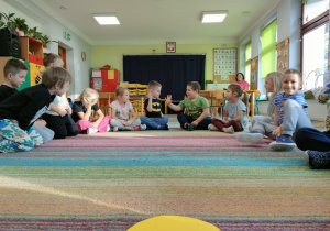 Przekazujemy sobie w kole wybrany, serdeczny gest.