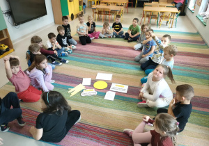 Siedzimy w kole na dywanie i rozmawiamy o życzliwości.