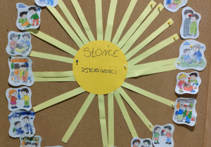 Pszczółkowe Słońce Życzliwości na tablicy.