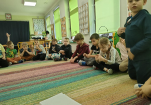 Chętne dzieci kończą zdanie rozpoczęte przez nauczyciela, dotyczące życzliwości.