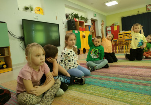 Chętne dzieci kończą zdanie rozpoczęte przez nauczyciela, dotyczące życzliwości.