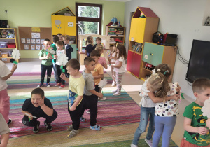 Życzliwe zabawy w grupie "Pszczółek".