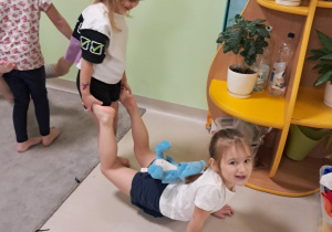 Misiowe zabawy ruchowe w "Żabkach".