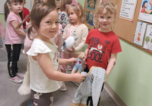 "Żabki" tańczą z misiami.