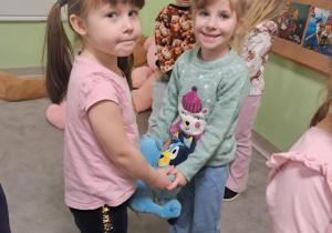 "Żabki" tańczą z misiami.