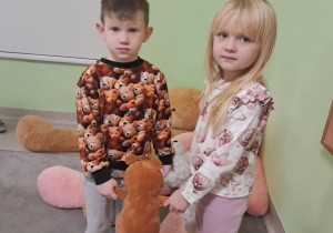 Misiowe zabawy ruchowe u "Żabek".