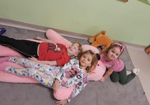 "Żabki" przytulają się do misiów.