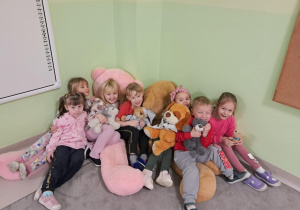 "Żabki" przytulają się do misiów.