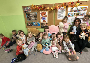Obchody Dnia Pluszowego Misia wśród dzieci z grupy "Żabek".
