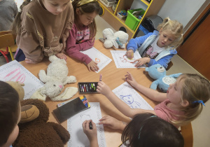 Dzieci z grupy "Pszczółek" rysują misiaki z wykorzystaniem pasteli.