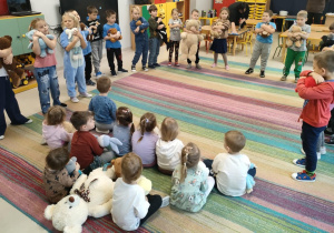 "Pszczółki" prezentują maluszkom piosenkę "Pluszowy miś" Zozi.