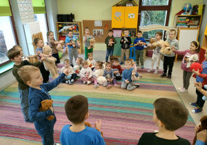 "Pszczółki" prezentują maluszkom piosenkę "Pluszowy miś" Zozi.