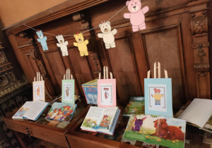 Misiowa dekoracja w Miejskiej Bibliotece Publicznej, przygotowana dla dzieci z grup najstarszych.