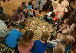 "Pszczółki" podczas zajęć z języka angielskiego, prowadzonych przez przedstawiciela Fabryki Języka w Ozorkowie.