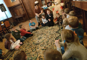 "Pszczółki" podczas zajęć z języka angielskiego, prowadzonych przez przedstawiciela Fabryki Języka w Ozorkowie.