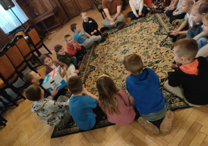 "Pszczółki" podczas zajęć z języka angielskiego, prowadzonych przez przedstawiciela Fabryki Języka w Ozorkowie.